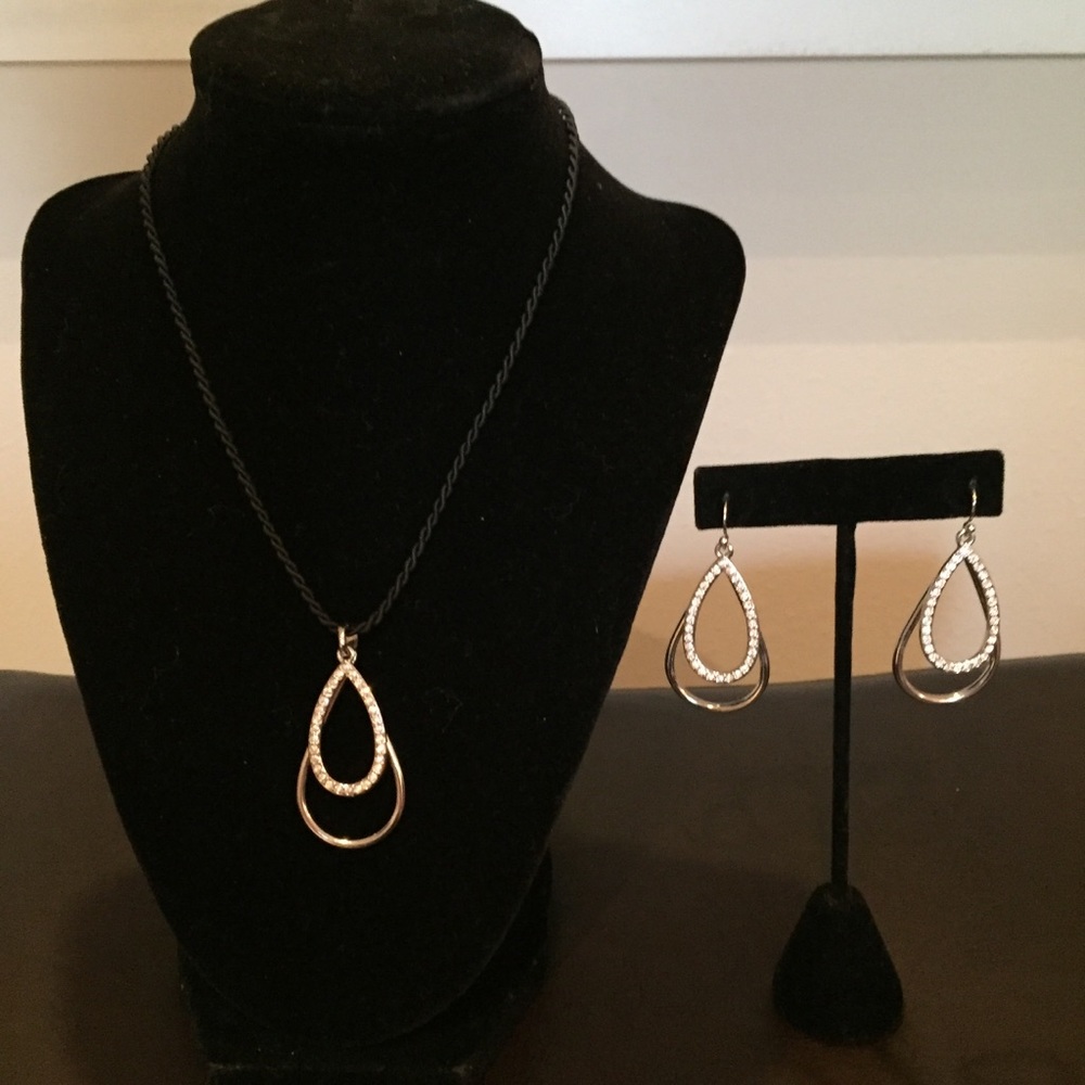 Lia Sophia matching earring and necklace bundle